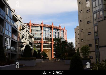 Blick auf den modernen City plaza mit den Gasworks Apartments in Dublin, Irland Stockfoto