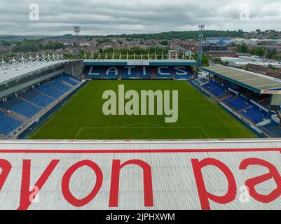 Boundary Park Luftdrohne aus der Luft, Oldham Athletic Football Club Stadium, Vogelperspektive Stockfoto