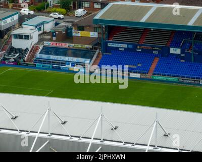 Boundary Park Luftdrohne aus der Luft, Oldham Athletic Football Club Stadium, Vogelperspektive Stockfoto