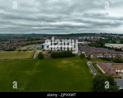 Boundary Park Luftdrohne aus der Luft, Oldham Athletic Football Club Stadium, Vogelperspektive Stockfoto