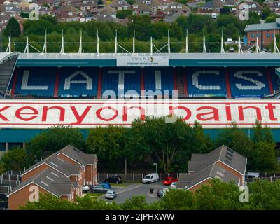 Boundary Park Luftdrohne aus der Luft, Oldham Athletic Football Club Stadium, Vogelperspektive Stockfoto