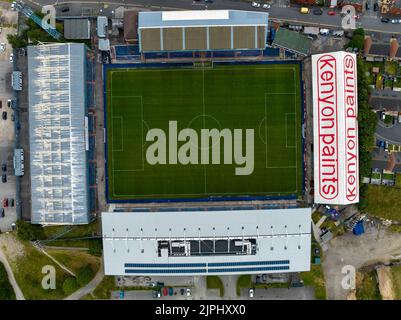 Boundary Park Luftdrohne aus der Luft, Oldham Athletic Football Club Stadium, Vogelperspektive Stockfoto