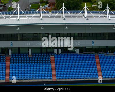 Boundary Park Luftdrohne aus der Luft, Oldham Athletic Football Club Stadium, Vogelperspektive Stockfoto