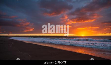 Sonnenaufgang am Berwick Pier, Englands nördlichster Leuchtturm Stockfoto