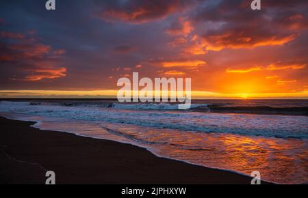 Sonnenaufgang am Berwick Pier, Englands nördlichster Leuchtturm Stockfoto