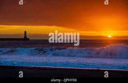 Sonnenaufgang am Berwick Pier, Englands nördlichster Leuchtturm Stockfoto