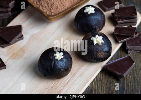 Kartoffelkuchen mit Rum aus Schokolade, ein traditionelles osteuropäisches Gericht mit Kakao und Butter, genannt Kartoffel Stockfoto