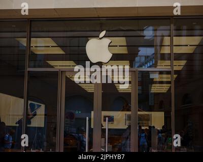 Basel, Schweiz - Juli 4 2022: Apple Store Logo am Eingang zum Apple Store in Basel. Stockfoto