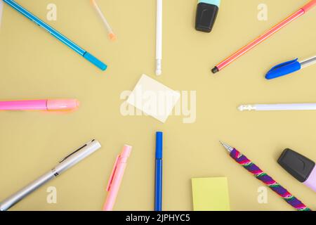 Flatlay von Büro- und Schulsachen auf farbigem Hintergrund. Stockfoto