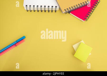 Flatlay von Büro- und Schulsachen auf farbigem Hintergrund. Stockfoto