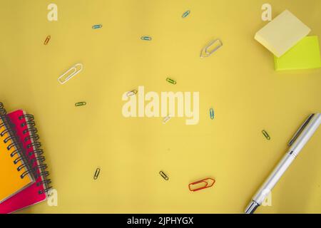 Flatlay von Büro- und Schulsachen auf farbigem Hintergrund. Stockfoto
