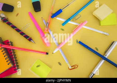 Flatlay von Büro- und Schulsachen auf farbigem Hintergrund. Stockfoto
