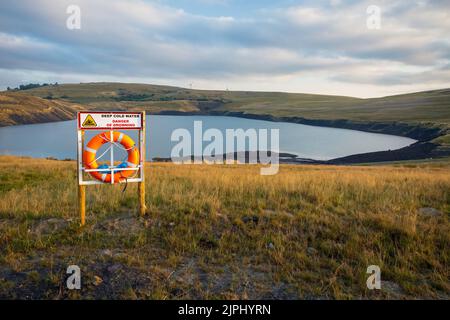 Ein Lebensretter auf einem See mit einer Gefahr des Ertrinkens Zeichen in Südwales Großbritannien Stockfoto