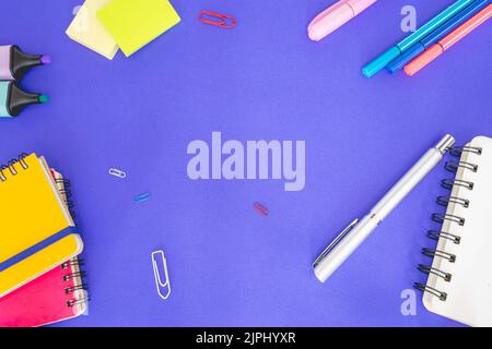 Flatlay von Büro- und Schulsachen auf farbigem Hintergrund. Stockfoto