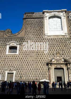 Touristen Silhoettes an der Gesú Nuovo Kirche Fassade, Neapel Stockfoto