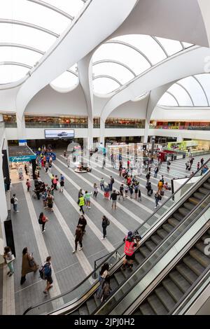 BIRMINGHAM, GROSSBRITANNIEN - 17. AUGUST 2022. Die Innenhalle des Bahnhofs Birmingham New Street mit Menschenmassen, die auf Züge warten Stockfoto