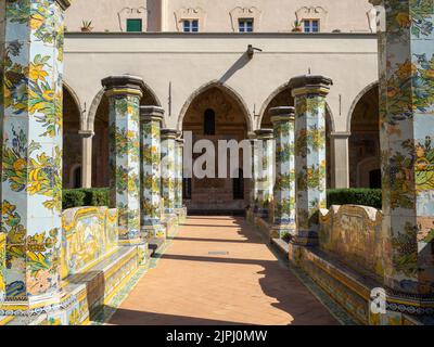 Majolika-Fliesen am Chiostro Maiolicato oder Chiostro delle Clarisse, des Complesso Monumentale di Santa Chiara, Neapel Stockfoto