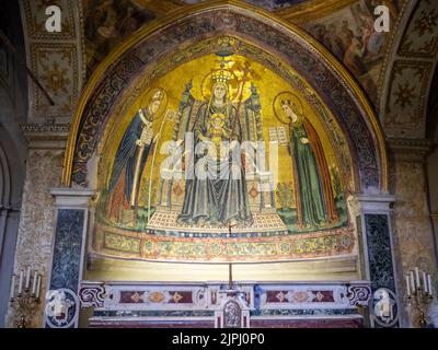 Jungfrau und Kind, Mosaik von Lello da Orvieto, Basilica di Santa Restituta, Neapel Stockfoto