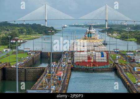 Containerschiff Durch Den Panamakanal, Panama, Mittelamerika Stockfoto