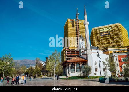 Blick auf die Straße der Ethem Bey Moschee am Skanderbeg Platz Stockfoto