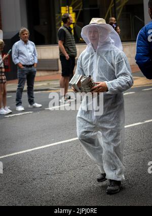 Manchester Day Parade, 19. Juni 2022: Beekeper mit dem Praktizierenden Stockfoto