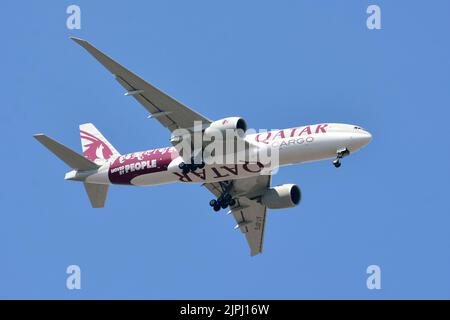 Qatar Cargo (ist der staatliche Flaggenträger von Katar), Boeing 777-FDZ Flugzeug - bewegt von Menschen Lackierung, Budapest, Ungarn, Magyarország, Europa Stockfoto