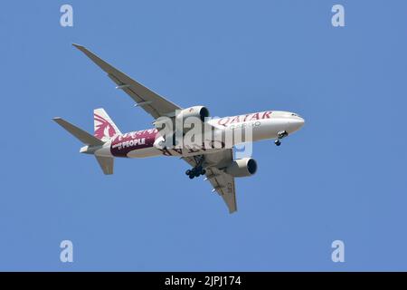 Qatar Cargo (ist der staatliche Flaggenträger von Katar), Boeing 777-FDZ Flugzeug - bewegt von Menschen Lackierung, Budapest, Ungarn, Magyarország, Europa Stockfoto