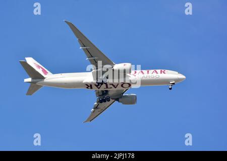 Qatar Cargo (ist die staatliche Fluggesellschaft von Katar), Boeing 777-F, Budapest, Ungarn, Magyarország, Europa Stockfoto