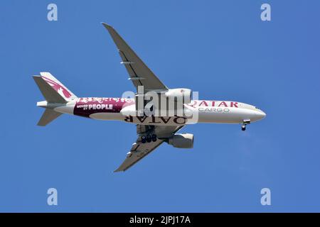 Qatar Cargo (ist der staatliche Flaggenträger von Katar), Boeing 777-FDZ Flugzeug - bewegt von Menschen Lackierung, Budapest, Ungarn, Magyarország, Europa Stockfoto