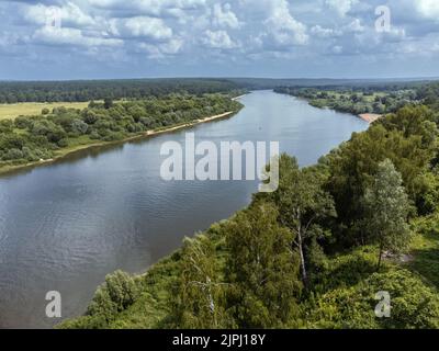 Luftaufnahme des Flusses Oka in der Nähe der Kleinstadt Tarusa in Russland Stockfoto