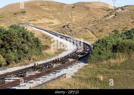 Die Kabel und Rollen der Great Orme Straßenbahn auf der Oberfläche der Gleise auf dem oberen Abschnitt der drei Kabel der Straßenbahn, um das Fahrzeuggewicht auszugleichen Stockfoto