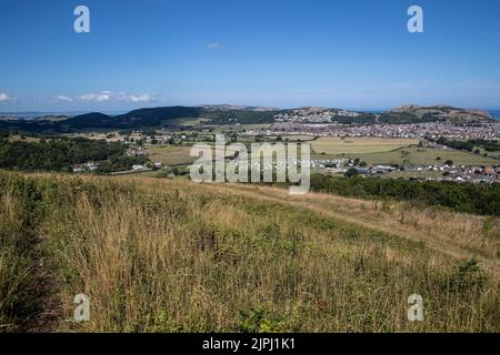 Blick auf das Glanwydden Valley von Bryn Euryn, das die Penrhyn Bay Area mit der Hauptverkehrsstraße Llandudno zum Glan Conwy und A55 im Süden verbindet Stockfoto