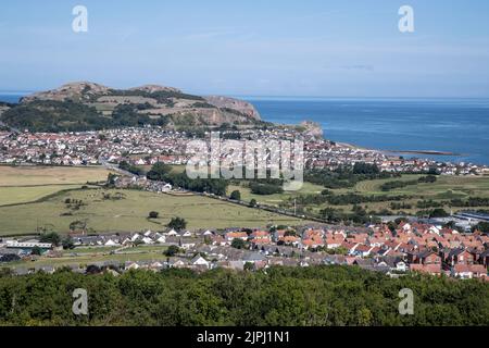 Penrhyn Bay mit dem Little Orme hinten und Llandrillo Yn Rhos im Vordergrund zusammen mit Rhos on Sea Golf Club vom Bryn Euryn SSSI Hügel aus gesehen Stockfoto