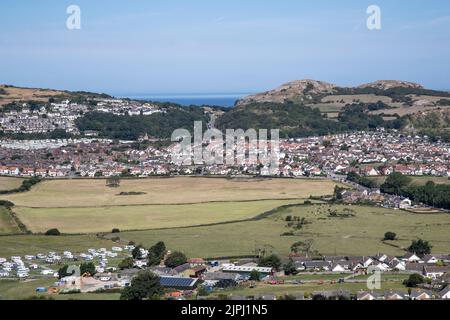 Penrhyn Bay, Penrhyside, das Glanwydden Valley und der Little Orme werden an einem Sommertag von Bryn Euryn aus gesehen von der Llandudno-Straße in Nordwales durchfahren Stockfoto