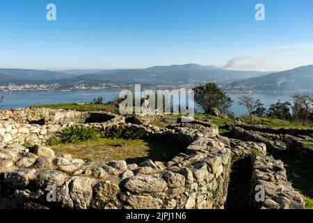 Ruinen von antiken keltischen Siedlungssteinhäusern in Castro de Santa Trega archäologische Stätte mit Blick auf den Fluss Minho, Pontevedra, Spanien Stockfoto