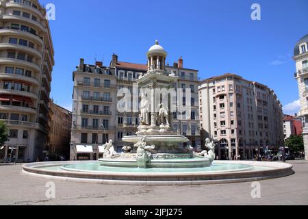 Wasserbrunnen auf dem Place des Jacobins im Zentrum von Lyon, der im 19.. Jahrhundert vom berühmten französischen Bildhauer Charles Degeorge geschaffen wurde. Stockfoto