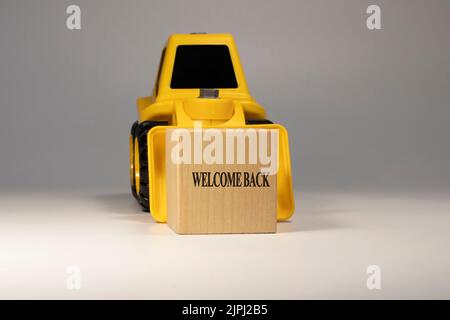 Willkommen geschrieben auf Holzoberfläche. Nahaufnahme. Stockfoto