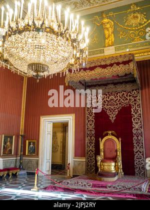Königlicher Palast von Neapel, Botschaftersaal mit Thron Stockfoto