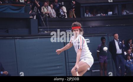 4. Juli 1980, Wimbledon, England, Vereinigtes Königreich: JOHN MCENROE gibt den Ball von Bjorn Borg während des Herren-Einzel-Meisterschaftsspiel zurück. Borg schlug John McEnroe 1-6, 7-5, 6-3, 7-6, 8-6 nach einem 3-Stunden- und 53-Minuten-Spiel. (Bild: © Keystone Press Agency/ZUMA Press Wire). Stockfoto