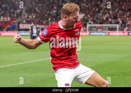 ALKMAAR, NIEDERLANDE - 18. AUGUST: Dani de Wit von AZ Alkmaar feiert das erste Tor seiner Mannschaft während der Qualifikation der UEFA Europa Conference League - First Leg Match zwischen AZ Alkmaar und Gil Vicente im AFAS Stadion am 18. August 2022 in Alkmaar, Niederlande (Foto: Peter Lous/Orange Picches) Stockfoto