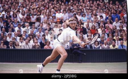 4. Juli 1980, Wimbledon, England, Vereinigtes Königreich: BJORN BORG gibt den Ball von John McEnroe während des Herren-Einzel-Meisterschaftsspiel zurück. Borg schlug John McEnroe 1-6, 7-5, 6-3, 7-6, 8-6 nach einem 3-Stunden- und 53-Minuten-Spiel. (Bild: © Keystone Press Agency/ZUMA Press Wire). Stockfoto