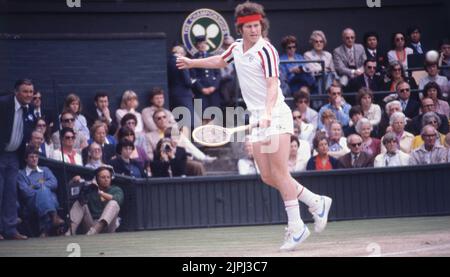 4. Juli 1980, Wimbledon, England, Vereinigtes Königreich: JOHN MCENROE gibt den Ball von Bjorn Borg während des Herren-Einzel-Meisterschaftsspiel zurück. Borg schlug John McEnroe 1-6, 7-5, 6-3, 7-6, 8-6 nach einem 3-Stunden- und 53-Minuten-Spiel. (Bild: © Keystone Press Agency/ZUMA Press Wire). Stockfoto