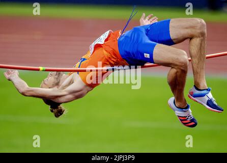 MÜNCHEN - Douwe Amels im Hochsprung-Finale am achten Tag der Mehreuropameisterschaft in Aktion. Die deutsche Stadt München wird 2022 eine kombinierte Europameisterschaft verschiedener Sportarten veranstalten. ANP ROBIN VAN LONKHUIJSEN Stockfoto