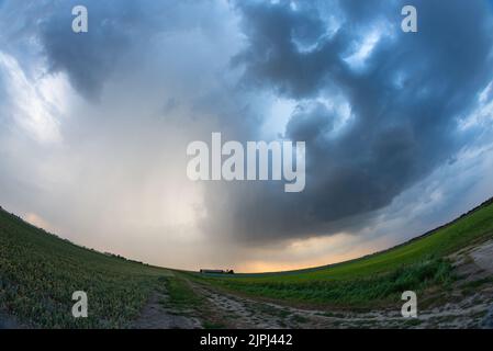 Fischaugen Blick auf ein dramatisch aussehendes Gewitter über den Ebenen Stockfoto