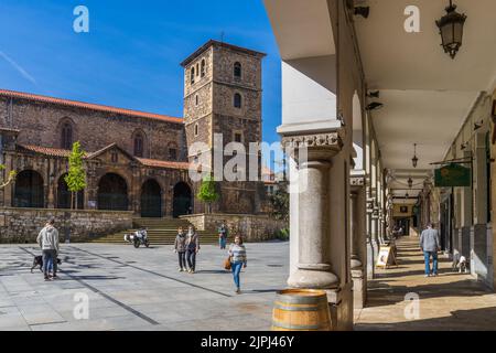 Aviles, Asturien, Spanien, 14. April 2022. Straße in der Stadt Aviles in Asturien, Spanien Stockfoto