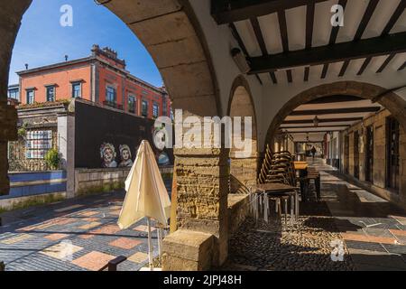 Aviles, Asturien, Spanien, 14. April 2022. Straße in der Stadt Aviles in Asturien, Spanien Stockfoto