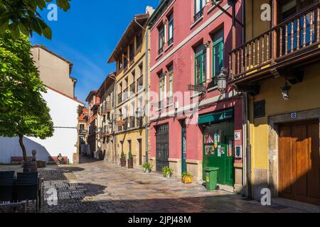 Aviles, Asturien, Spanien, 14. April 2022. Straße in der Stadt Aviles in Asturien, Spanien Stockfoto