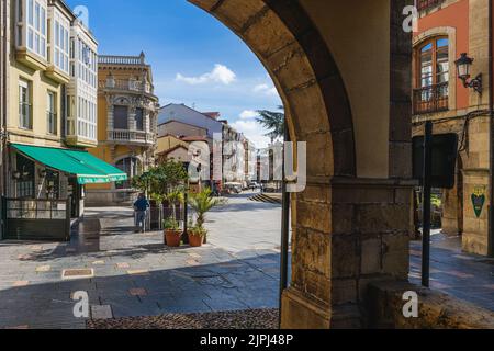 Aviles, Asturien, Spanien, 14. April 2022. Straße in der Stadt Aviles in Asturien, Spanien Stockfoto