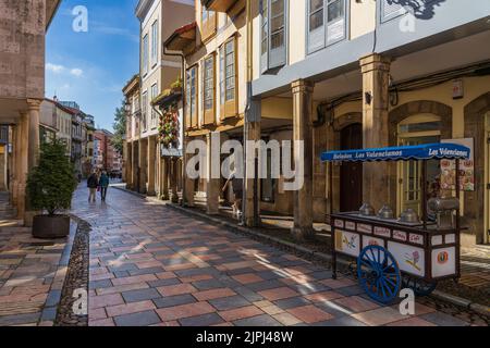 Aviles, Asturien, Spanien, 14. April 2022. Straße in der Stadt Aviles in Asturien, Spanien Stockfoto