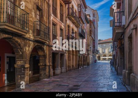 Aviles, Asturien, Spanien, 14. April 2022. Straße in der Stadt Aviles in Asturien, Spanien Stockfoto